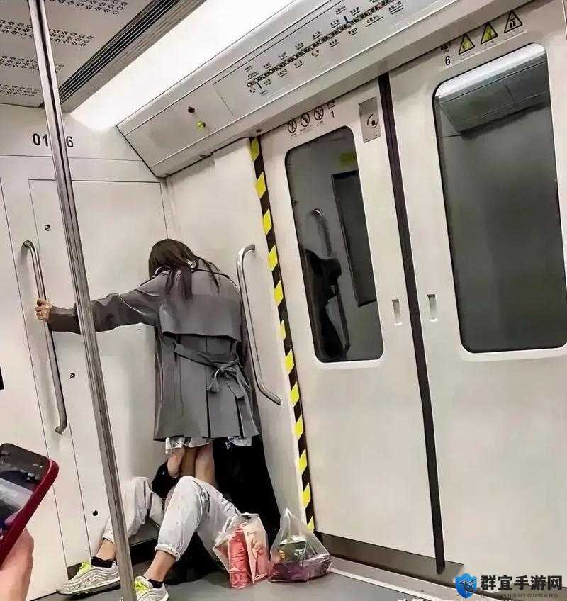 舔裙子的女子：一种特别的性癖好探索