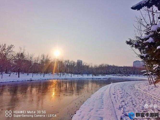两座雪白玉峰从峡谷中弹跳而出，在阳光下闪耀着迷人的光泽