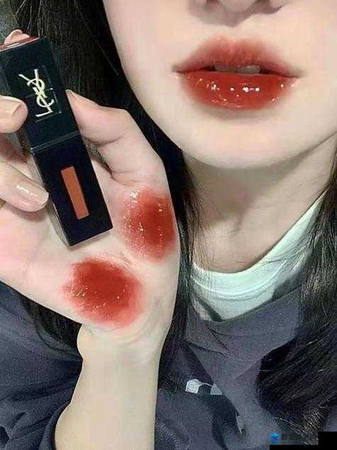 YSL 蜜桃色黄：温柔与甜美交织的唇间诱惑
