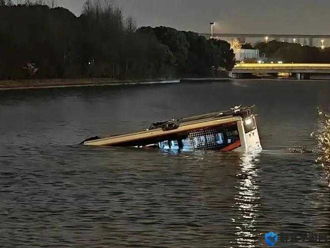 在公交车上被撞致水消防喷出的突发状况