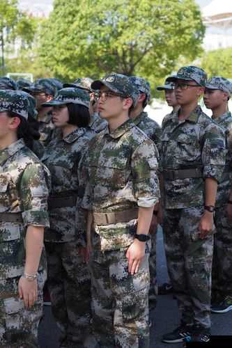 五个特种兵绝境求生：以一敌五，谁与争锋