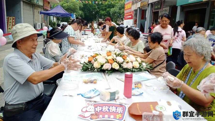 母女齐上阵,共做月饼庆中秋