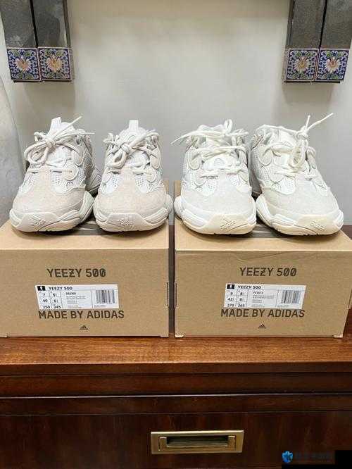 Yeezy 蜜桃色和白色区别：从外观到穿搭风格全面解析