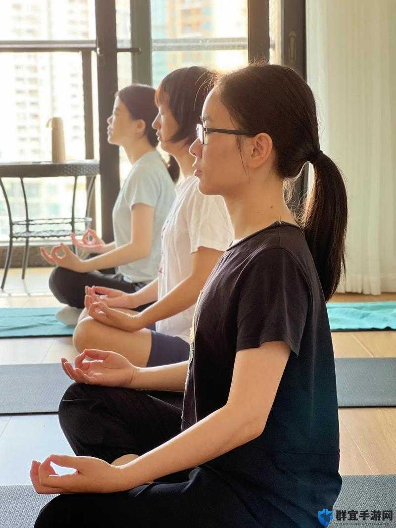 瑜伽老师齐悦在瑜伽室做什么：探寻身心平衡的秘密之旅