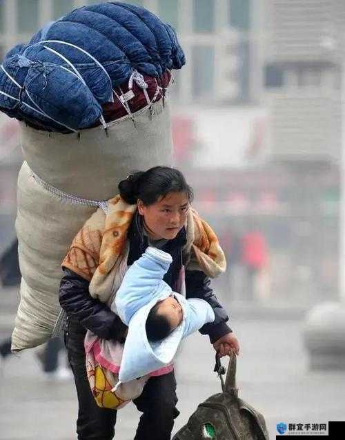 抱着妈妈路上颠簸:母子连心,爱的旅程