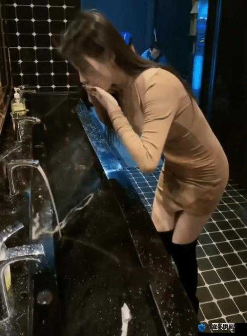 女生啪啪时流出白色液体的正常生理现象探讨