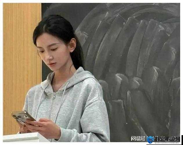 张婉莹自己用笔：书写人生故事展现独特风采
