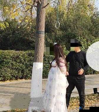震惊两男一女竟在公园做出这种事情