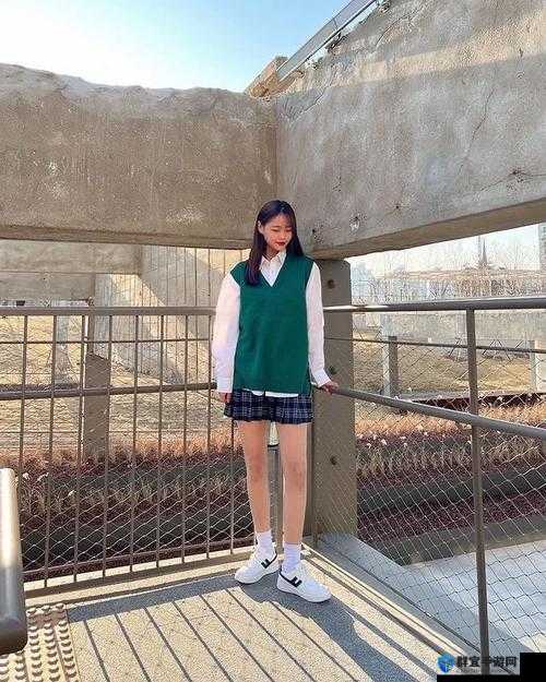从校服衣袖窥探那一抹葡萄的隐秘瞬间