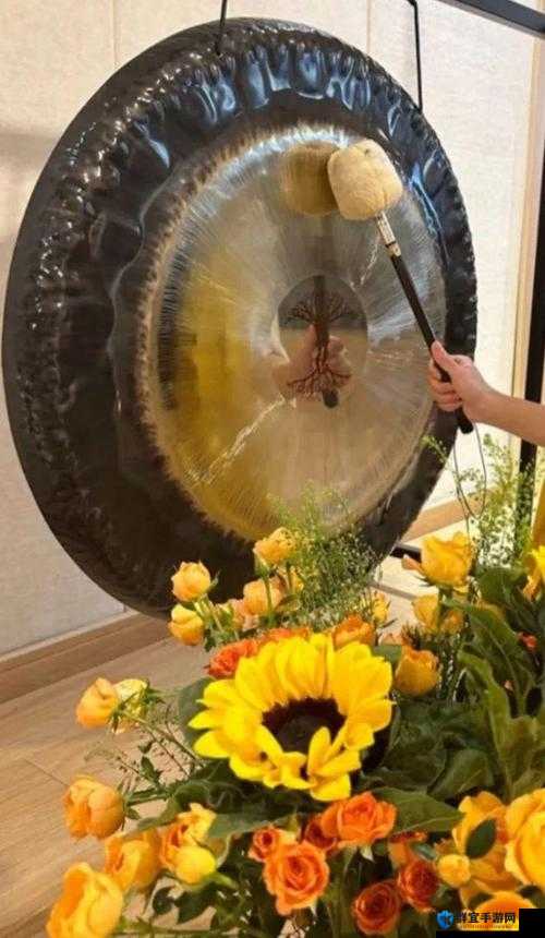 古铜色的铜锣敲响了时代的最强音