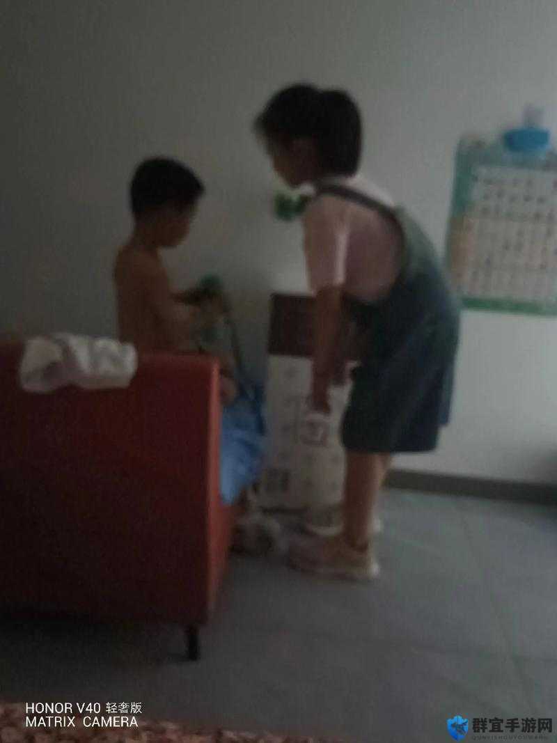 一小孩子跟姐姐玩钢筋：这样的玩耍存在多大安全隐患呢