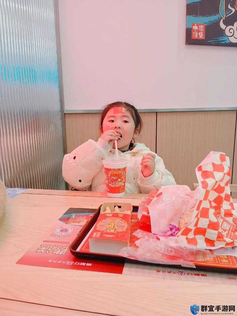 一小孩半夜为女孩吃：打破常规的美食体验