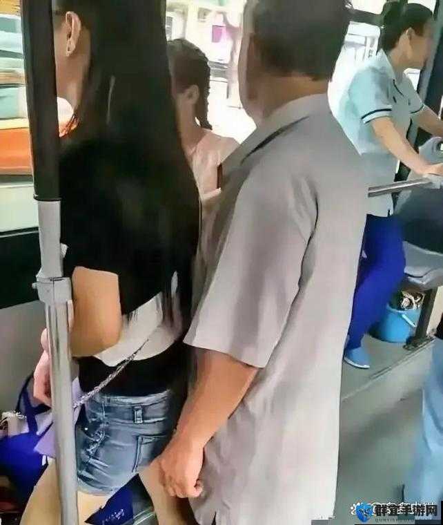 公交车上突发尴尬：噗嗤一声竟尽根而没
