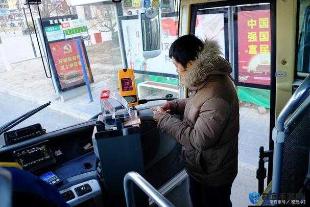 公交车检票员用检票上车保障乘客有序乘车出行