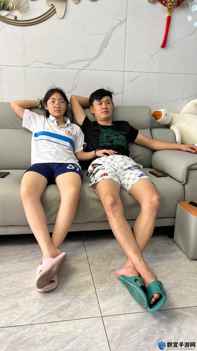 爸爸和女儿的特别互动：女儿吃爸爸大吉