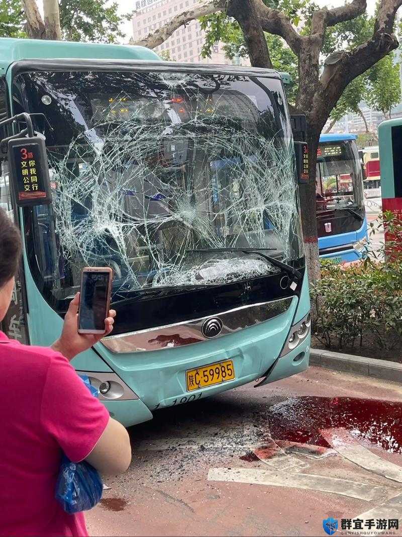 公交车上被撞了八次：这到底是怎么一回事引发众人关注