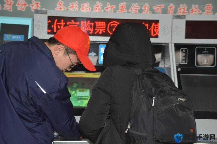 售票员小 Xue 认真查票 20 路确保乘客有序乘车