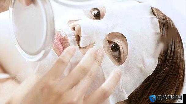 一个在上吃一个在下面敷面膜：两种不同行为的奇妙场景