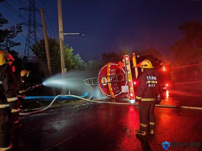 男子被压落地窗前,紧急救援刻不容缓:消防员破拆玻璃惊险救人