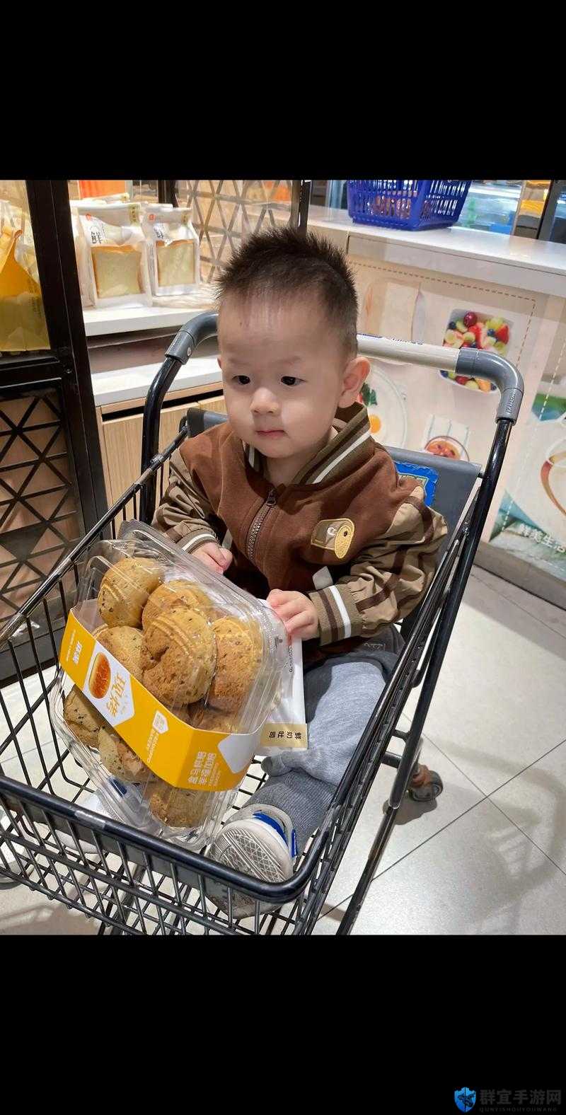 戴着电动玩具逛超市：揭秘新奇购物体验与背后的趣味故事