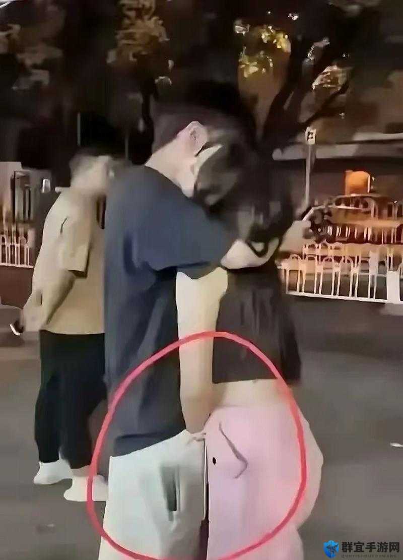女生为何抓男生蛋疼？这一名场面太惊人，让人笑到停不下来