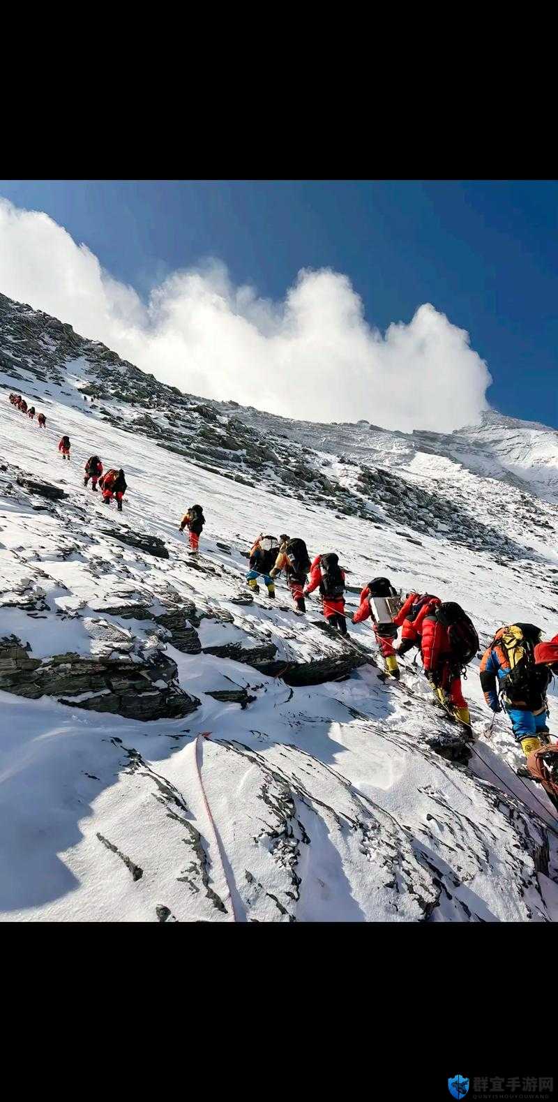 他的大手攀上我的珠峰：探索登山者与自然之间的深刻情感与挑战