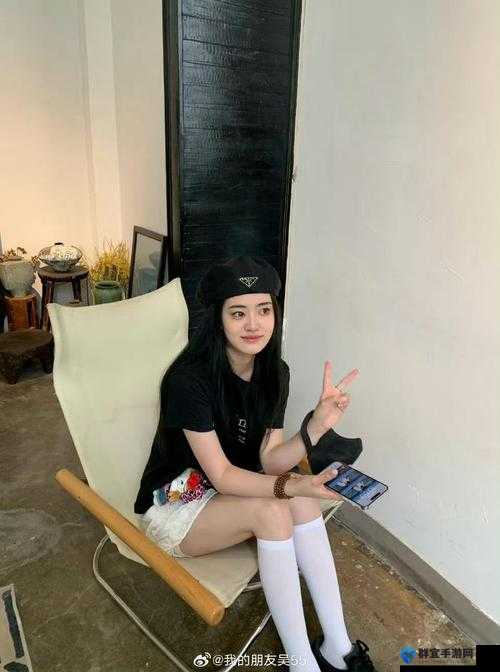 Jackeylove女友五五晒照引发热议，粉丝热议其甜蜜互动与时尚穿搭细节曝光