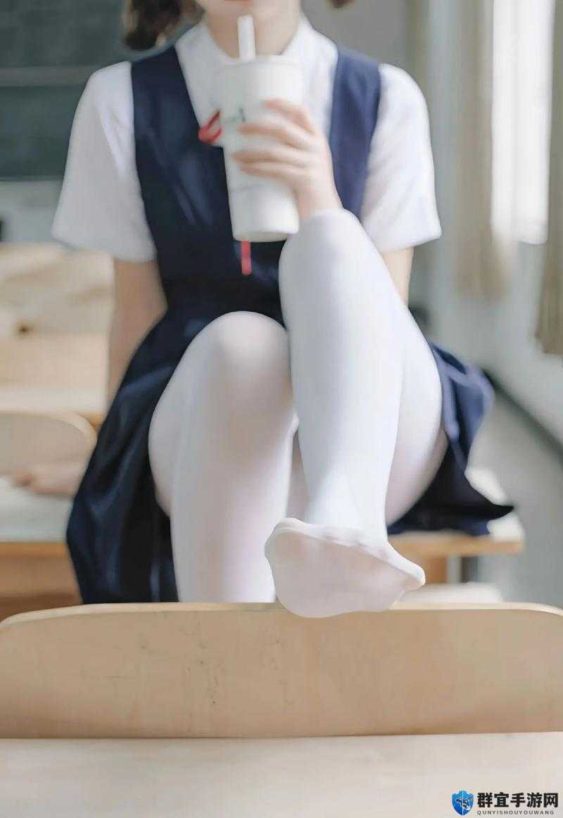 高中生白丝学生妹的校园生活日常,青春活力与纯真友谊的完美展现
