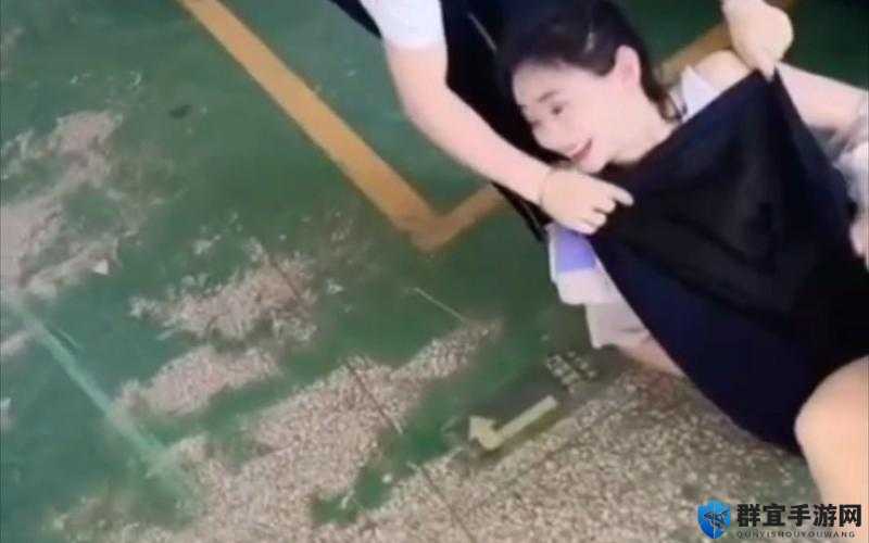 揭秘美女脱裙打光屁屁视频背后的故事：网友热议与真相大揭秘