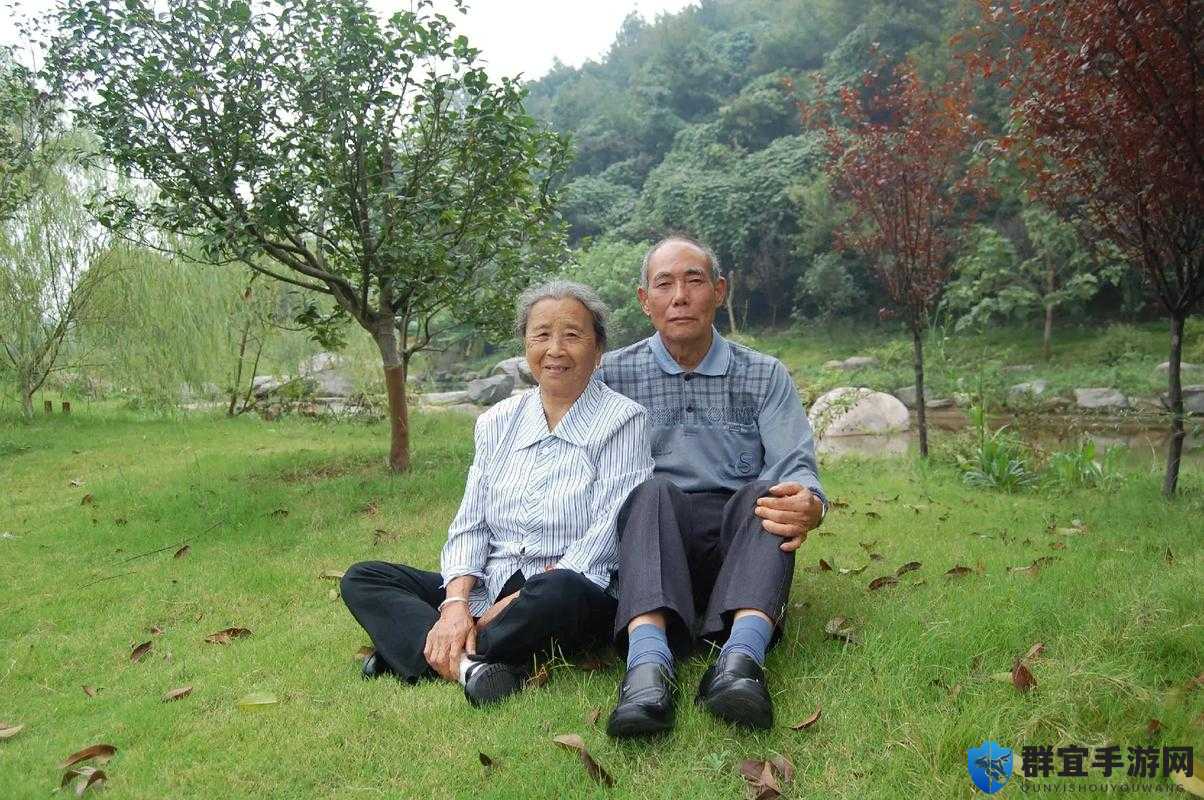老头老太做爰XXX视频：真实情感记录，感人瞬间全收录，带你感受不一样的晚年生活故事