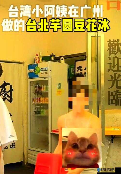 美女裸露双乳奶头夹腿亲亲引发热议，网友热议其背后深层含义与社交媒体影响