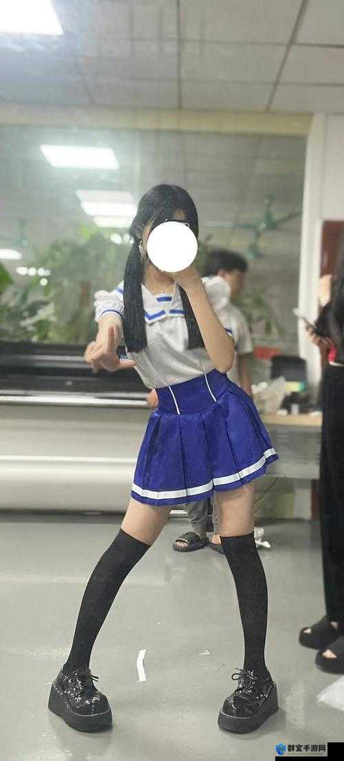 包在校服里的馒头背后隐藏着怎样的故事?引人深思探究包在校服里的馒头所引发的一系列问题与思考包在校服里的馒头究竟为何?快来一探究竟