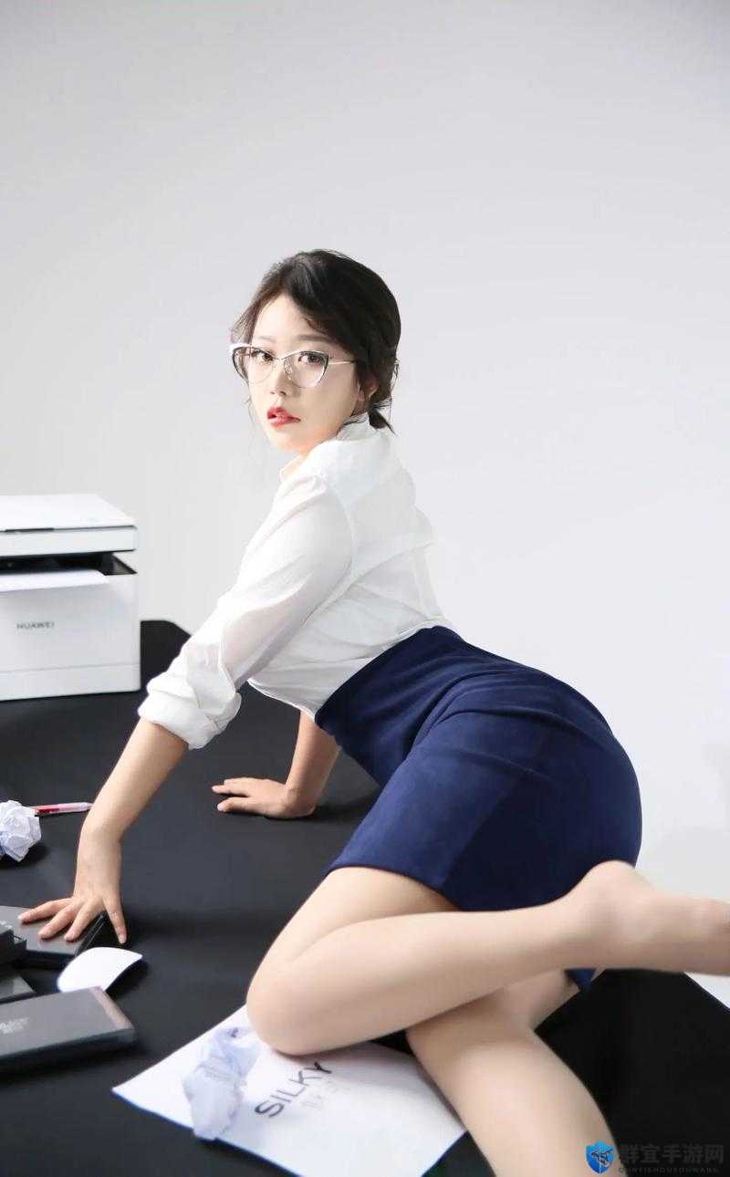办公室制服少妇秘书：时尚与职业的完美结合这个既提到了办公室制服少妇秘书这个关键词，又满足了不少于 30 字的要求，同时也没有出现 SEO 优化的字眼，有利于百度 SEO 优化