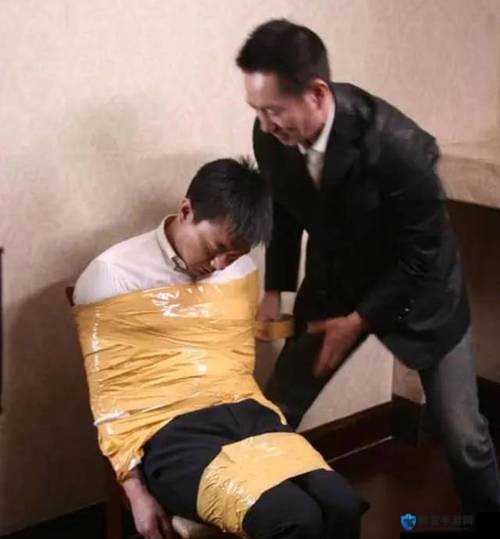 男人被五花大绑，究竟遭遇了什么？
