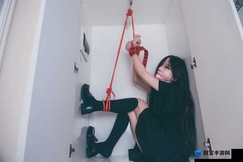 白丝 jk 美女被谁捆绑？这个问题引发网友热议
