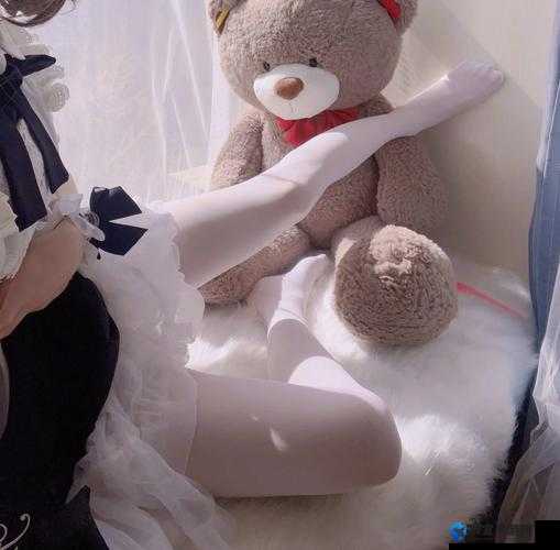 白丝爆乳女仆给主人喂奶的温馨场景:揭秘宅文化中的独特角色扮演与情感互动