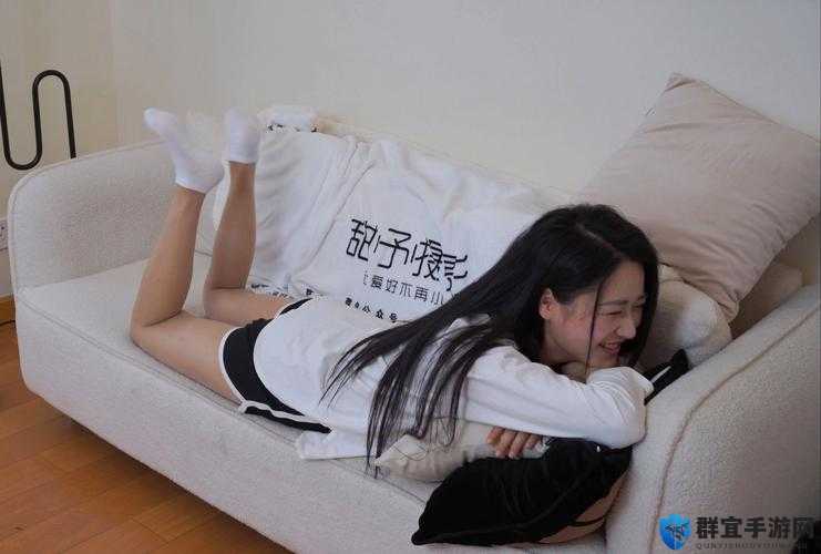 趴在床上双腿叉开会导致疼痛吗？原因和影响究竟有哪些？趴在床上双腿叉开为何可能导致疼痛？如何避免这种情况发生？趴在床上双腿叉开能导致疼痛吗？深度解析其背后的潜在风险