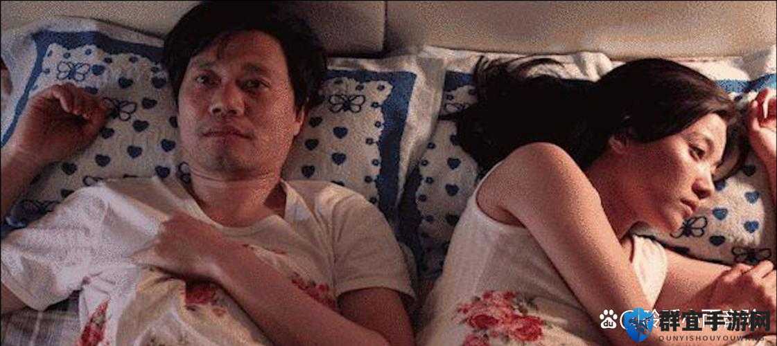 窑子开张了｜欲望在砖墙后暗涌，她靠墙喘息时沾了灰的裙摆