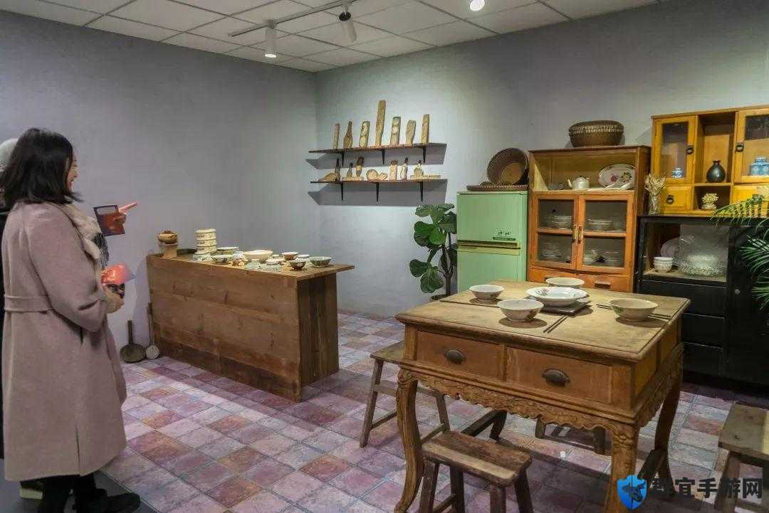 在姨母家的客厅藏着多少隐秘往事？那些被时光浸润的老物件里